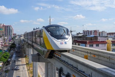 MRTA sarı monoray hattı insansız, otomatik pilot gökyüzü treni. Tayland, Bangkok. 04 Aralık 2023.