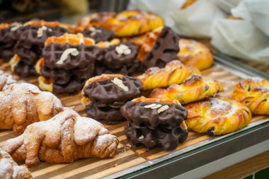 Fırın vitrininde çikolata soslu Viyana Waffle 'ı..