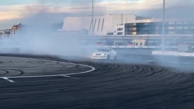 Beyaz araba virajları dönüyor. Rusya, Soçi 04 Aralık 2021