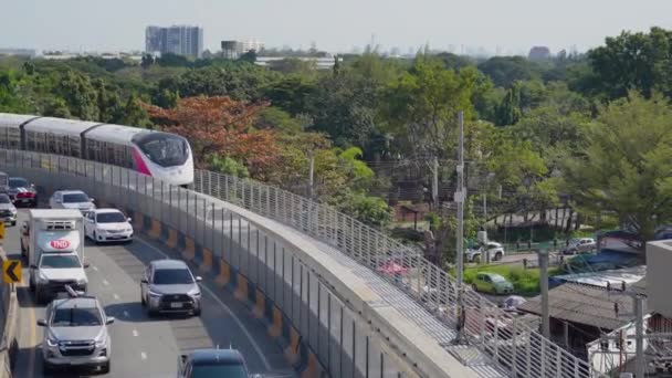 Mrta Nbm Ροζ Γραμμή Monorail Στροφή Autopilot Ουρανό Πλατφόρμα Σιδηροδρομικό — Αρχείο Βίντεο