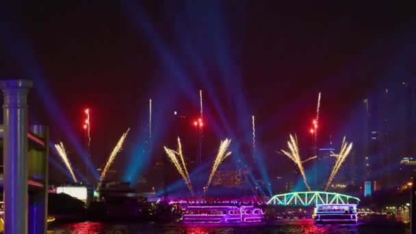 在泰国曼谷 Chao Phraya桥上的节日烟火灯节在夜间观看 — 图库视频影像