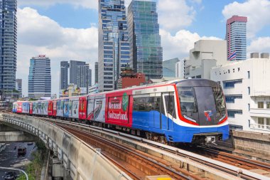 Bangkok ufuk çizgisi ve BTS gökdeleni BTS hava treni ile gökdelen istasyonu boyunca ilerliyor. 06 Aralık 2023.