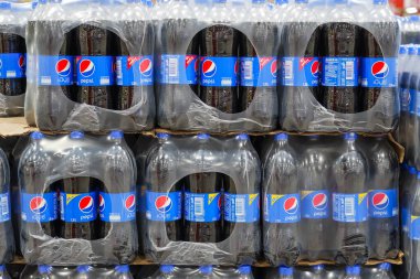 Perakende ve toptan satış mağazalarında satılık paletler üzerinde plastik Pepsi Co şişelerinin paketlenmesi. Tayland, Bangkok 13 Aralık 2023.