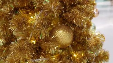 Altın zengini lüks Noel ağacı dalları yanıp sönen ışıklar ve altın toplarla.