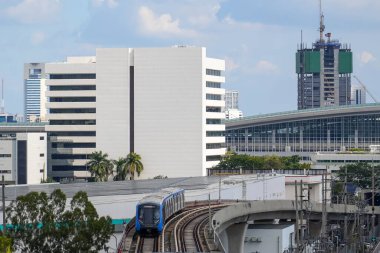 Metro tren yolu şehir binaları arasında bir köprüden geçiyor..