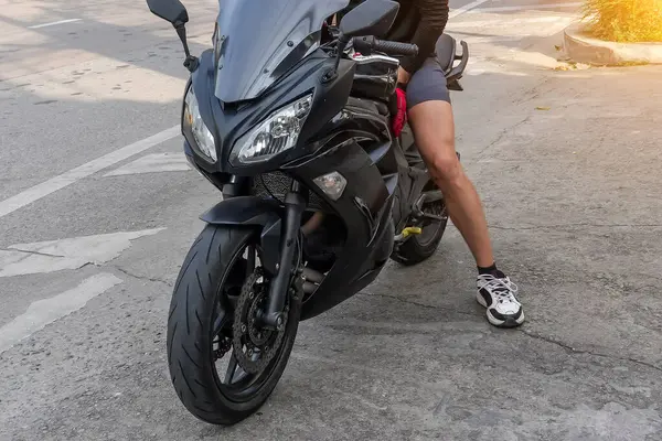 ショートパンツでオートバイに乗る男 — ストック写真