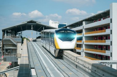 Şehrin elektrikli yolcu treni, şehrin çok katlı otoparkının yanındaki istasyondan kalkıyor.
