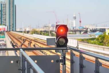 Tren istasyonunun civarındaki trafik ışığı.