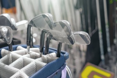 Golf antrenmanı ve golf oynamak için golf çantası, golf oynamak için kulüp içinde. Malzeme ve envanter dükkanı, vitrin, satış.