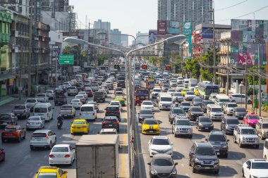 Şehir yollarında yoğun trafik, otoyolda yoğun trafik, Bangkok, Tayland 27 Aralık 2023.