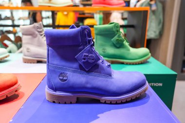 Timberland 50. baskı kabin premium bot çok renkli parlak mavi ayakkabılar. Tayland, Bangkok 21 Aralık 2024.