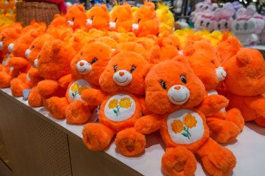 Oyuncak ayı portakal renginde bir rafta arka arkaya.