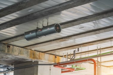 Köprü destek istasyonu platformunun altında su kaynağı ve drenaj iletişim boruları olan tavan.