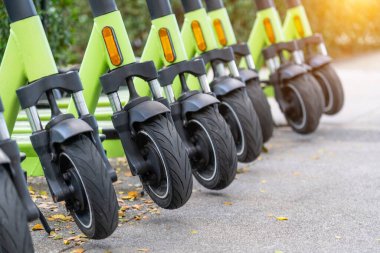 Scooter 'lar yaz otoparkında sıraya girmişti. Sadece araçların ön tekerlerini gösterir