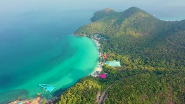 Isola Tropicale Con Una Baia Sabbiosa Azzurra Molo Villaggio Spiaggia — Video Stock