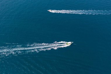 Tropik egzotik adalar arasındaki boğazda iki sürat teknesi akışı, turistleri yoğun bir şekilde taşıyan tekneler. Yukarıdan görüntüle.