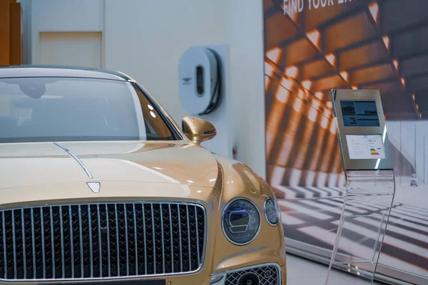 Gold Bentley Flying Spur Azure Hybrid Energía Sostenible Especificación Conducción —  Fotos de Stock