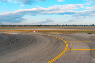 Havaalanından kalkışa hazırlanan taksiden piste dönüyor.