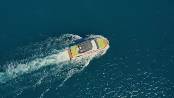 Yacht Ξαπλώστρες Στην Πρύμνη Επιπλέουν Στην Επιφάνεια Του Νερού Καλοκαίρι — Αρχείο Βίντεο