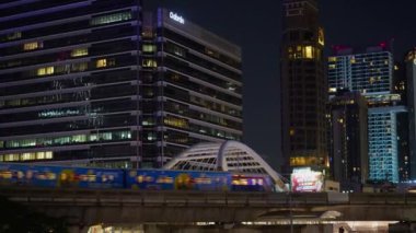 Bangkok, Tayland 'da 27 Aralık 2023' te Chong Nonsi yaya köprüsündeki bir üstgeçitten metro geçişi..