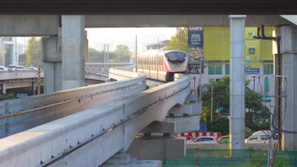 Mrta Nbm Pink Monorail Line Unmanned Passes Overpass Arriving Station — Stock Video