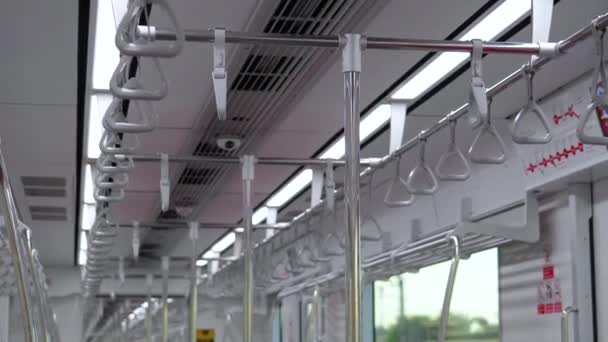電車内の金属ハンドレールの個々のハンドル — ストック動画