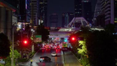 Bangkok, Tayland 'da 27 Aralık 2023' te Chong Nonsi yaya köprüsündeki bir üstgeçitten metro geçişi..