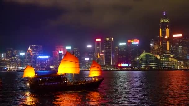 Χονγκ Κονγκ Νύχτα Φως Δείχνουν Ουρανοξύστες Κοντά Στον Κόλπο Πλοία — Αρχείο Βίντεο