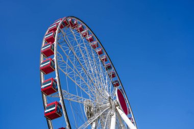 Mavi gökyüzüne karşı dönme dolap