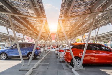 Otoparkın üzerine temiz enerjinin etkin üretimi için park edilmiş arabaların olduğu güneş panelleri yerleştirildi.