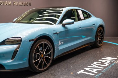 Elektrik mavisi Porsche Taycan Turbo S ve Taycan 4. Tayland, Bangkok 21 Aralık 2023.