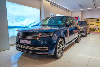 Land Range Rover mavisi, resmi bir satıcının vitrininde sergilenen sergi salonunda. Tayland, Bangkok 21 Aralık 2023.