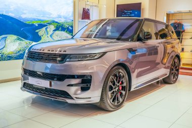 Resmi bir satıcının vitrinindeki sergide Land Range Rover gümüş grisi vardı. Tayland, Bangkok 21 Aralık 2023.