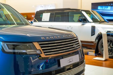 Land Range Rover mavisi, resmi bir satıcının vitrininde sergilenen sergi salonunda. Tayland, Bangkok 21 Aralık 2023.