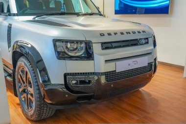 Land Rover Defender 'ın gümüş grisi resmi bir satıcının vitrininde sergileniyor. Tayland, Bangkok 21 Aralık 2023.