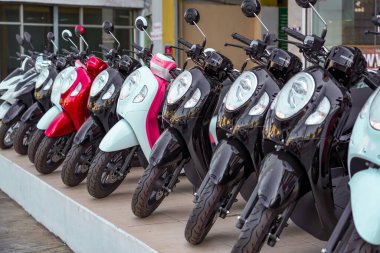 Galeride renkli motosikletlerin önünde, motosikletler popüler araçlardır. Tayland, Bangkok 28 Aralık 2024.