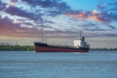 Küçük tanker nehirden açık denize doğru yüzüyor..