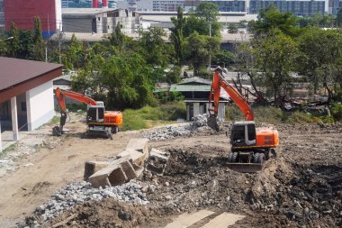 Binanın yıkımı. Kazıcılar eski evi yıkıyor. Yeni bina inşaatı için yer açılıyor.