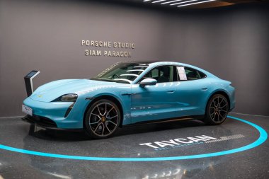 Elektrik mavisi Porsche Taycan Turbo S ve Taycan 4. Tayland, Bangkok 21 Aralık 2023.