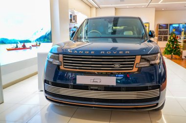 Land Range Rover mavisi, resmi bir satıcının vitrininde sergilenen sergi salonunda. Tayland, Bangkok 21 Aralık 2023.