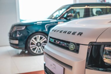 Land Rover Defender 'ın gümüş grisi resmi bir satıcının vitrininde sergileniyor. Tayland, Bangkok 21 Aralık 2023.