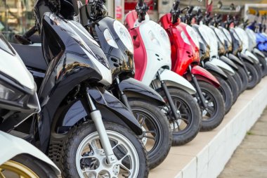 Galeride renkli motosikletlerin önünde, motosikletler popüler araçlardır. Tayland, Bangkok 28 Aralık 2024.