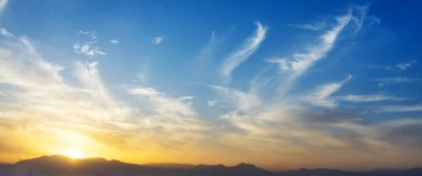 Panoramik manzara gökyüzü günbatımı sirrus bulutları dağlar