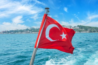 İstanbul Boğazı veya Boğazı 'na karşı feribot üzerinde Türk bayrağı sallamak.