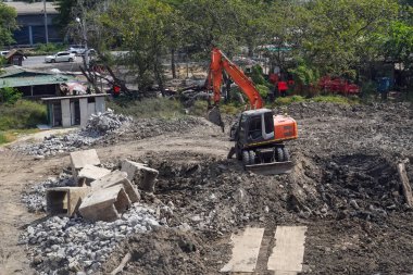 Binanın yıkımı. Kazıcı eski evi yıkıyor. Yeni bina inşaatı için yer açılıyor.