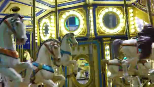Viejo Carrusel Francés Gira Parque Vacaciones Caballos Elefante Carrusel Tradicional — Vídeos de Stock