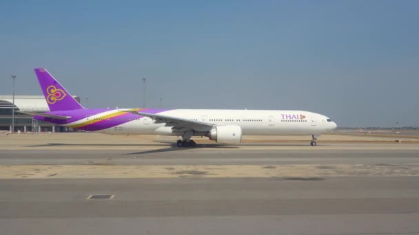 Boeing 777 300 Aerolíneas Tailandesas Taxiando Tailandia Bangkok Suvarnabhumi Aeropuerto — Vídeos de Stock