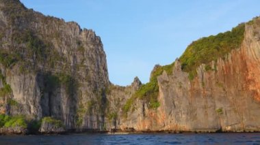 Adalara ve kayalıklara yelken açar, Maya Körfezi, Phi Phi Le Island, Tayland.