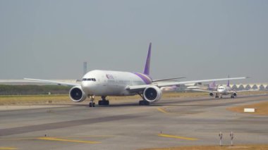 Boeing 777-300 Tayland Havayolları taksisi. Tayland, Bangkok, Suvarnabhumi havaalanı. 17 Ocak 2024