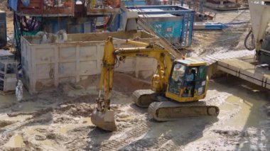 Scoop Komatsu kazıcıları inşaat alanında iş başında. Çin, Hong Kong. 20 Ocak 2024.